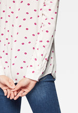 Load image into Gallery viewer, BLUSE | Bluse mit Kussmund-Print
